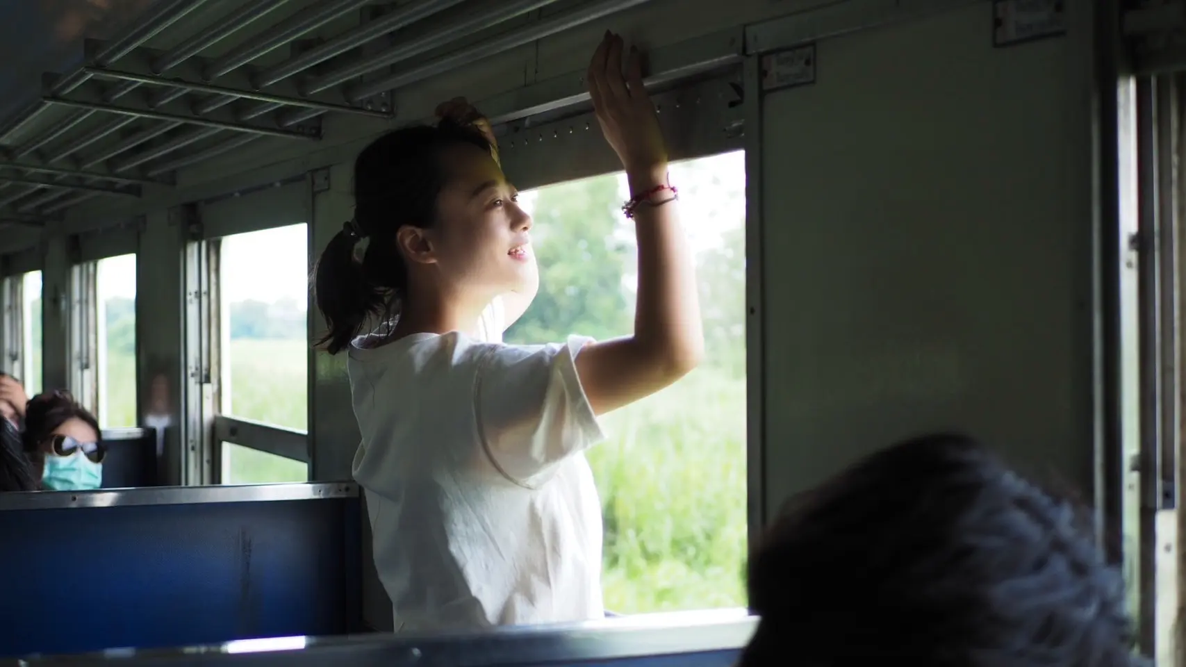 電車に乗っている諒子さん