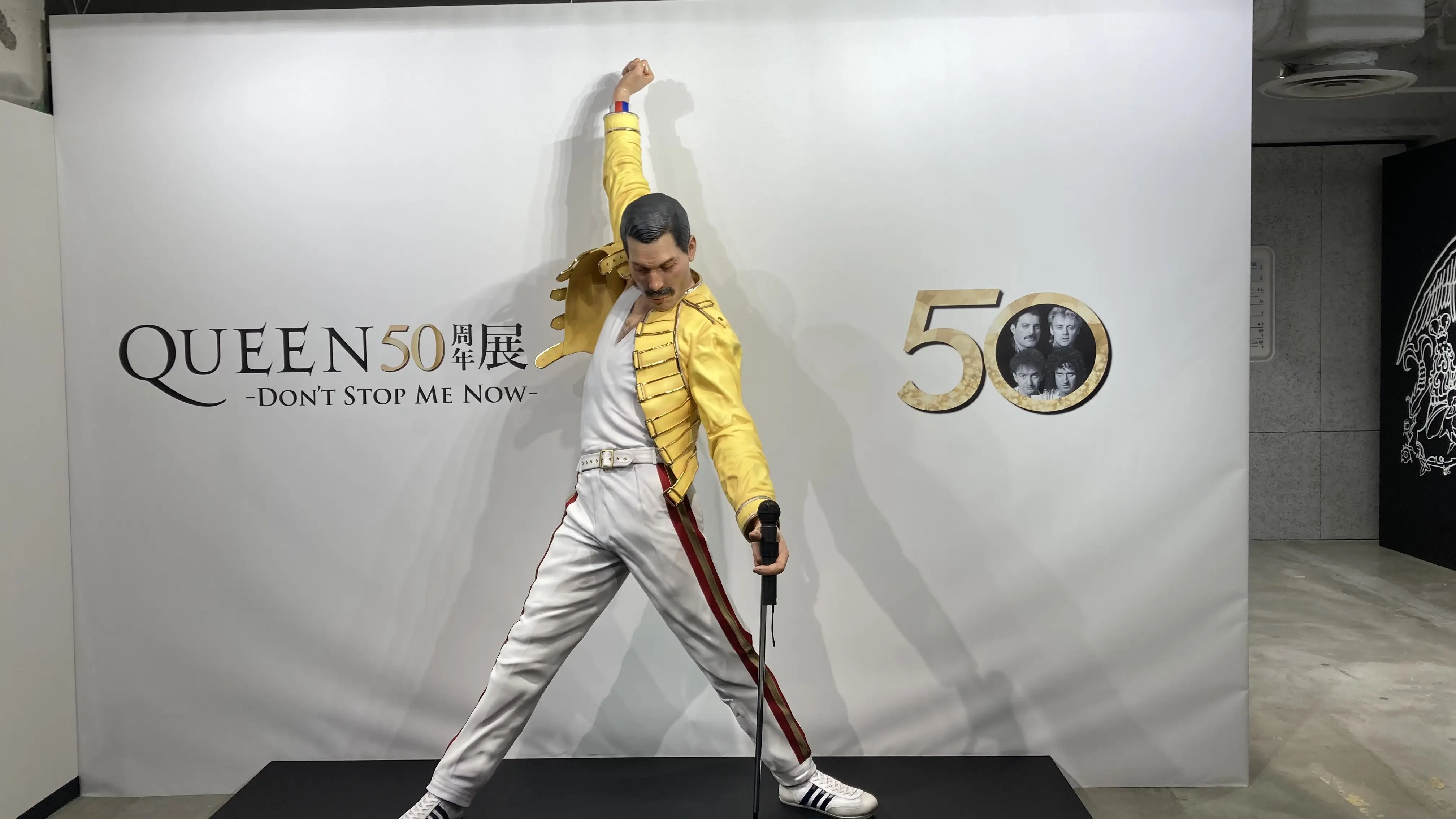 Queen50周年展のフレディ・マーキュリー像