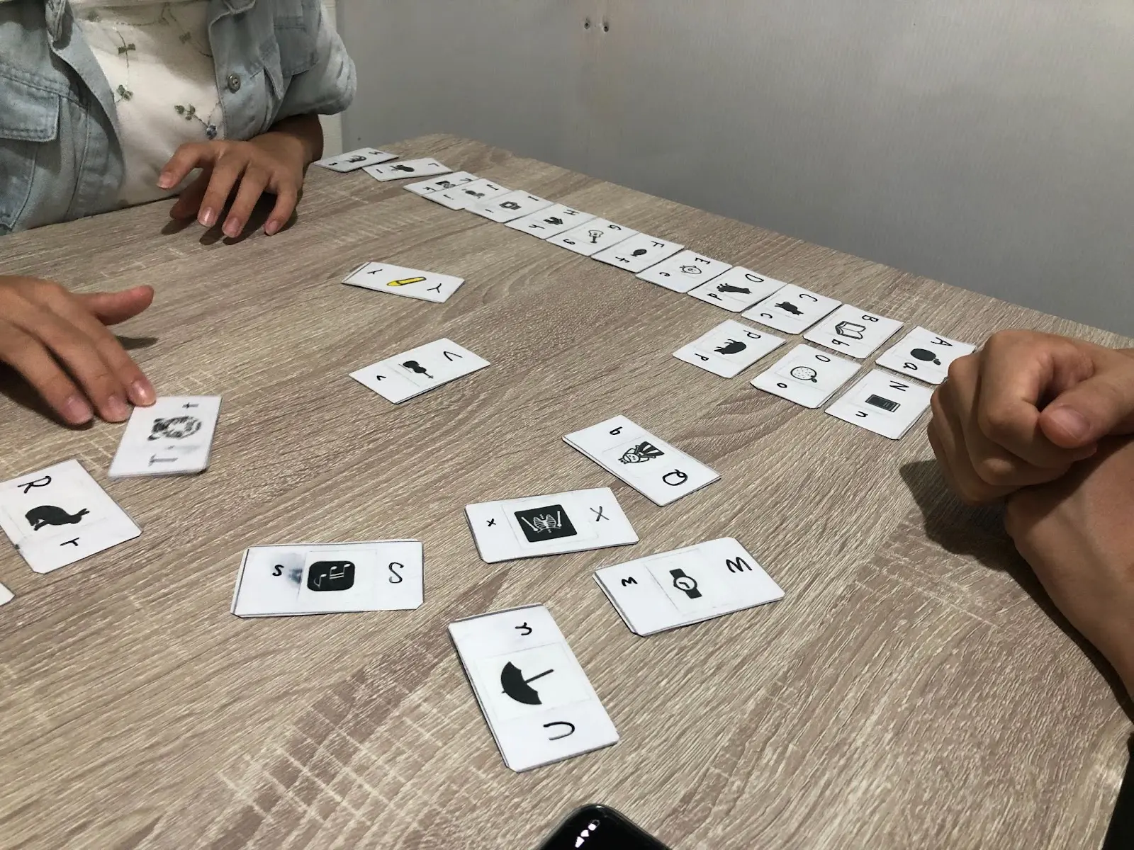 手作りの英語カードを使った並べ替えゲーム