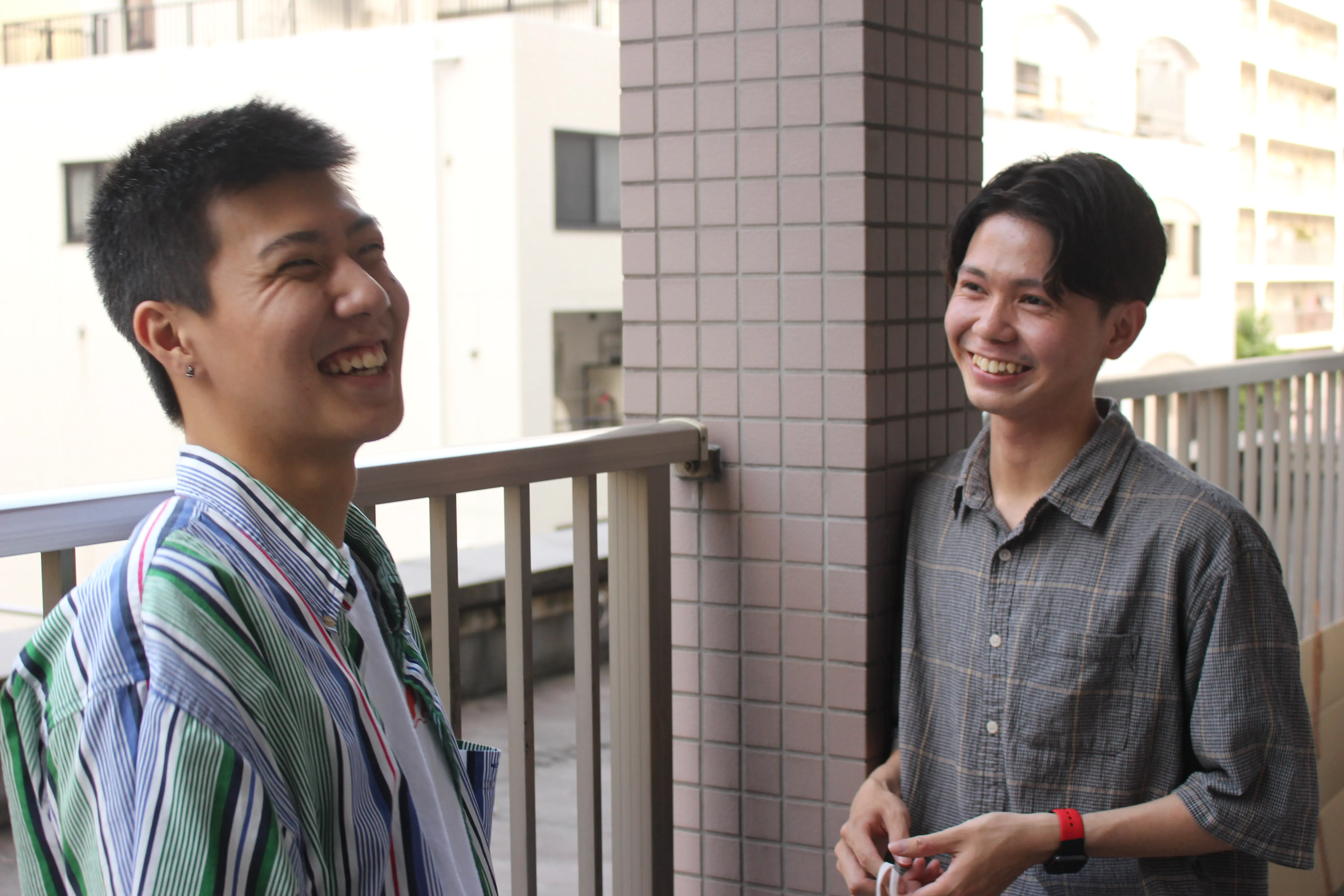 記事作成のために取材をしている様子