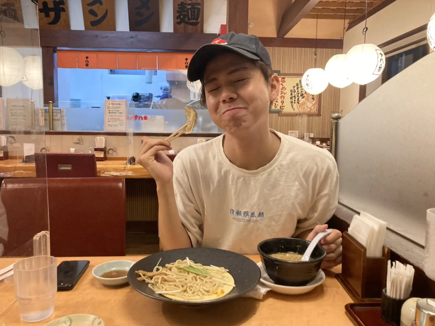 ラーメンを食べるねじめん